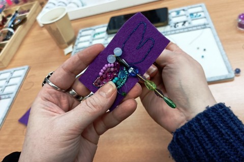 Warsztaty tworzenia biżuterii - broszka w technice haftu koralikowego