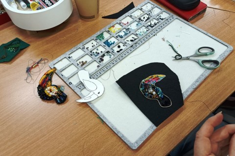 Warsztaty tworzenia biżuterii - broszka w technice haftu koralikowego