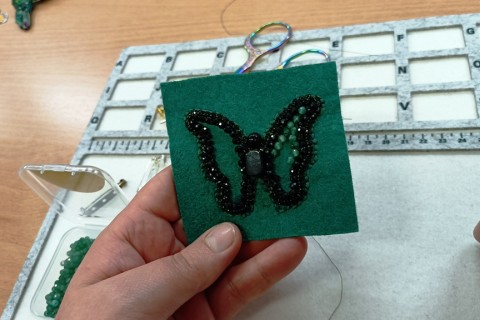 Warsztaty tworzenia biżuterii - broszka w technice haftu koralikowego