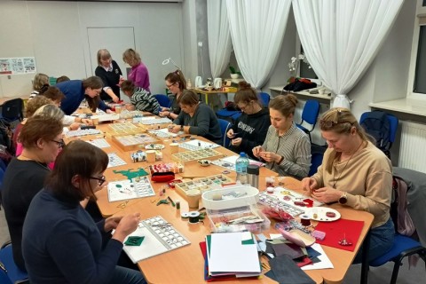 Warsztaty tworzenia biżuterii - broszka w technice haftu koralikowego