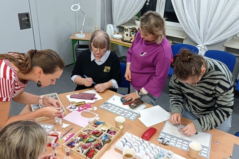 Warsztaty tworzenia biżuterii - broszka w technice haftu koralikowego