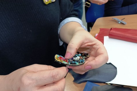 Warsztaty tworzenia biżuterii - broszka w technice haftu koralikowego