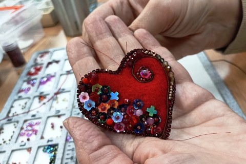 Warsztaty tworzenia biżuterii - broszka w technice haftu koralikowego