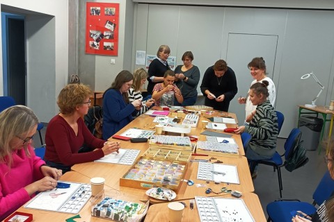 Warsztaty tworzenia biżuterii - broszka w technice haftu koralikowego