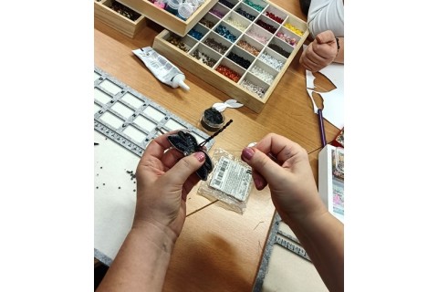 Warsztaty tworzenia biżuterii - broszka w technice haftu koralikowego