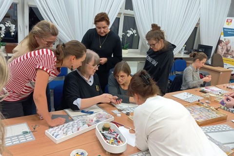 Warsztaty tworzenia biżuterii - broszka w technice haftu koralikowego