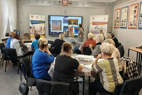 Warsztaty malarstwa dla seniorów - akrylowy pejzaż