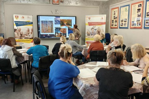 Warsztaty malarstwa dla seniorów - akrylowy pejzaż