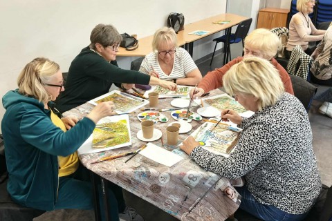 Warsztaty malarstwa dla seniorów - akrylowy pejzaż