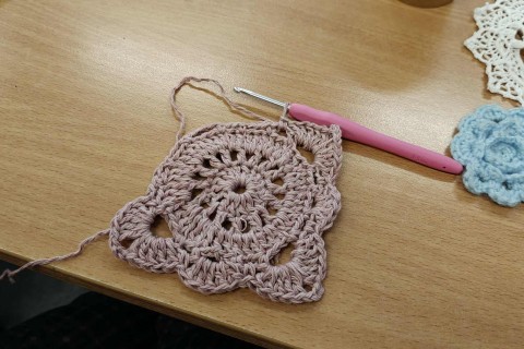 Warsztaty szydełkowania dla seniorów