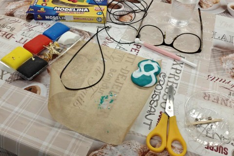 Warsztaty kreatywne dla seniorów - Biżuteria z modeliny i sznurka