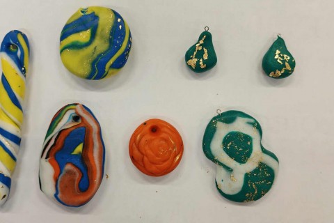 Warsztaty kreatywne dla seniorów - Biżuteria z modeliny i sznurka