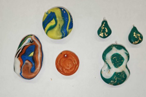 Warsztaty kreatywne dla seniorów - Biżuteria z modeliny i sznurka