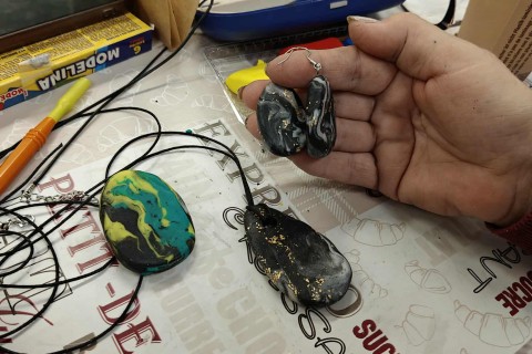 Warsztaty kreatywne dla seniorów - Biżuteria z modeliny i sznurka