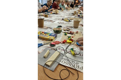 Warsztaty kreatywne dla seniorów - Biżuteria z modeliny i sznurka