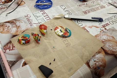 Warsztaty kreatywne dla seniorów - Biżuteria z modeliny i sznurka