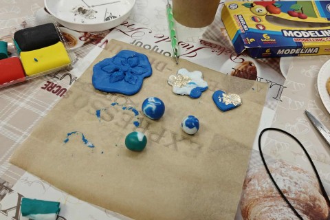 Warsztaty kreatywne dla seniorów - Biżuteria z modeliny i sznurka