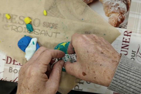 Warsztaty kreatywne dla seniorów - Biżuteria z modeliny i sznurka