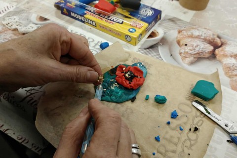 Warsztaty kreatywne dla seniorów - Biżuteria z modeliny i sznurka