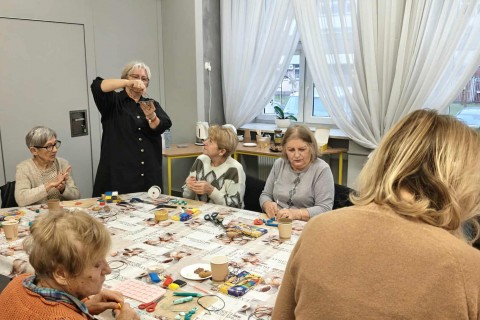 Warsztaty kreatywne dla seniorów - Biżuteria z modeliny i sznurka