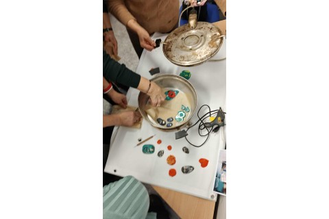 Warsztaty kreatywne dla seniorów - Biżuteria z modeliny i sznurka