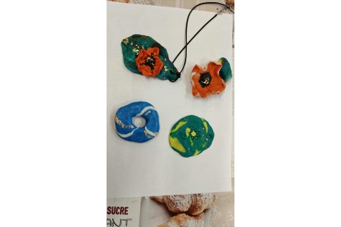 Warsztaty kreatywne dla seniorów - Biżuteria z modeliny i sznurka