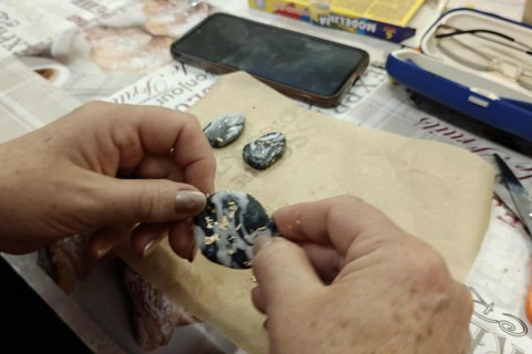 Warsztaty kreatywne dla seniorów - Biżuteria z modeliny i sznurka