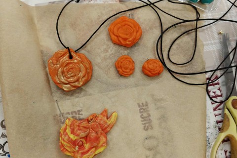 Warsztaty kreatywne dla seniorów - Biżuteria z modeliny i sznurka