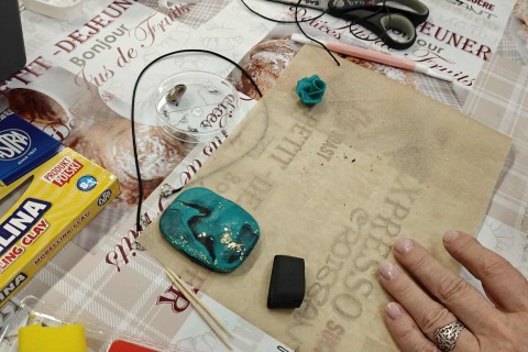 Warsztaty kreatywne dla seniorów - Biżuteria z modeliny i sznurka