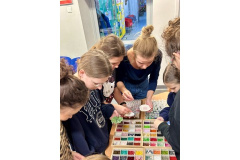 Warsztaty dla mamy i córki - tworzenie bransoletek z koralików...