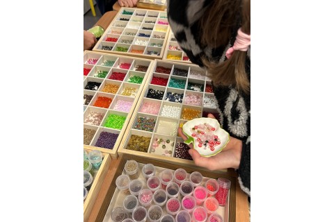 Warsztaty dla mamy i córki - tworzenie bransoletek z koralików...