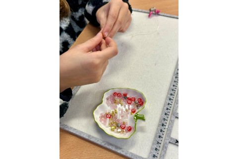 Warsztaty dla mamy i córki - tworzenie bransoletek z koralików...