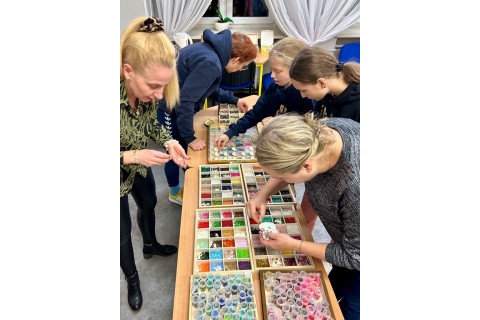 Warsztaty dla mamy i córki - tworzenie bransoletek z koralików...