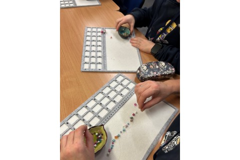 Warsztaty dla mamy i córki - tworzenie bransoletek z koralików...