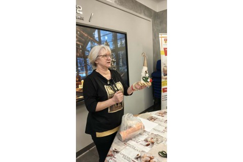 Warsztaty kreatywne dla seniorów - choinka z brystolu i koronki