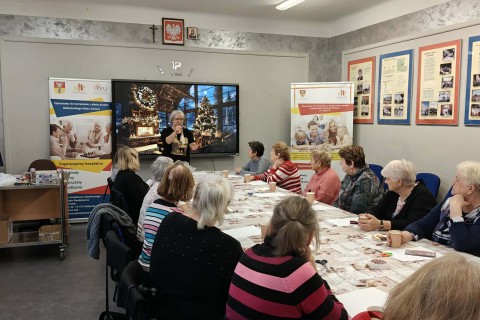 Warsztaty kreatywne dla seniorów - choinka z brystolu i koronki