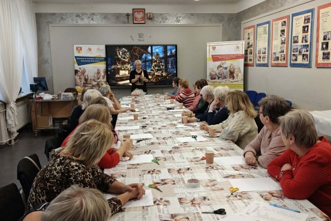 Warsztaty kreatywne dla seniorów - choinka z brystolu i koronki