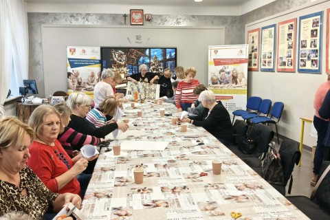 Warsztaty kreatywne dla seniorów - choinka z brystolu i koronki