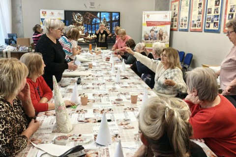 Warsztaty kreatywne dla seniorów - choinka z brystolu i koronki