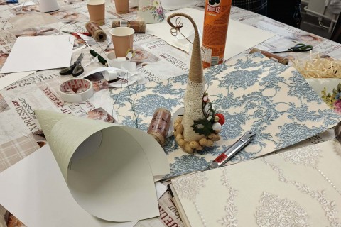 Warsztaty kreatywne dla seniorów - choinka z brystolu i koronki