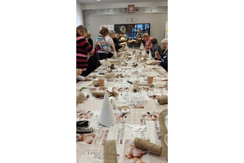 Warsztaty kreatywne dla seniorów - choinka z brystolu i koronki