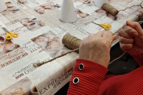 Warsztaty kreatywne dla seniorów - choinka z brystolu i koronki