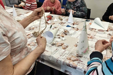 Warsztaty kreatywne dla seniorów - choinka z brystolu i koronki