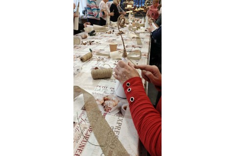 Warsztaty kreatywne dla seniorów - choinka z brystolu i koronki