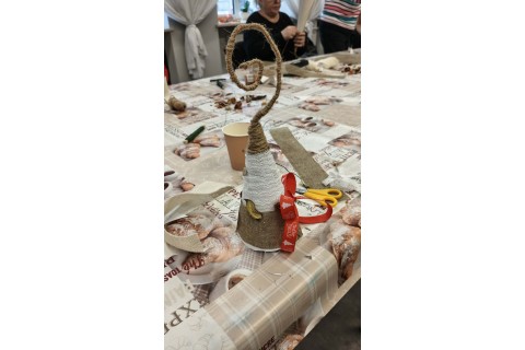 Warsztaty kreatywne dla seniorów - choinka z brystolu i koronki