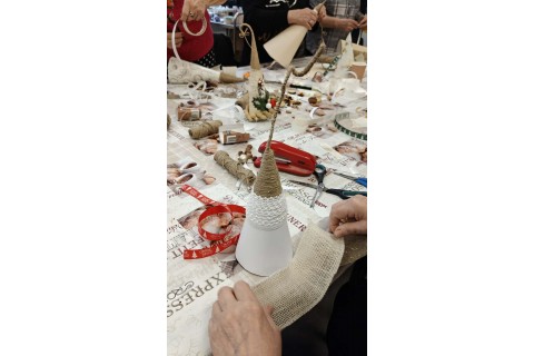 Warsztaty kreatywne dla seniorów - choinka z brystolu i koronki