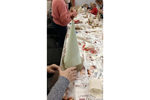 Warsztaty kreatywne dla seniorów - choinka z brystolu i koronki