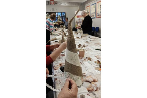 Warsztaty kreatywne dla seniorów - choinka z brystolu i koronki