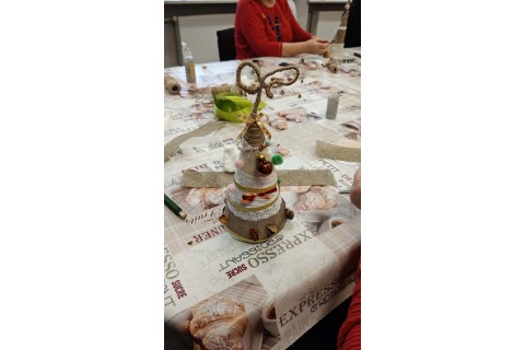 Warsztaty kreatywne dla seniorów - choinka z brystolu i koronki