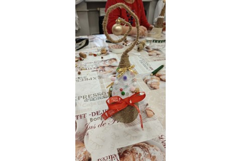 Warsztaty kreatywne dla seniorów - choinka z brystolu i koronki